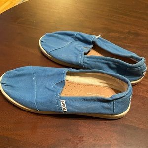 Youth size 5 blue Toms